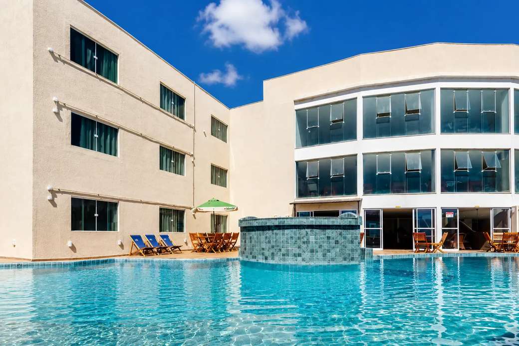 Prédio do Átrios Beach Hotel ao lado da piscina ao ar livre, na Praia do Meio