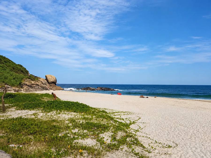 Mar aberto e areia clara no litoral de Natal